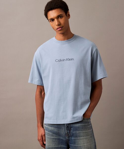 Calvin Klein(カルバン・クライン)の「【ユニセックス】STNDRD リラックス クルーネック Tシャツ(Tシャツ/カットソー・メンズ・ホワイト/ブラック/レッド/グレー/グレー系/ホワイト系/ブラック系/ブルー/オレンジ系その他/ブラウン系その他/ライトブルー/ブルー系その他/ブラック系その他2/ホワイト系その他2・S/M/L/XL/XS)」の12枚目の写真