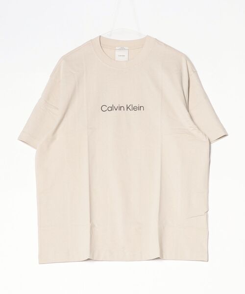 Calvin Klein（カルバン・クライン）の「【ユニセックス】 スタンダード リラックス クルーネック Tシャツ[JUNG KOOK / ジョングク着用商品]（Tシャツ/カットソー・メンズ・ホワイト/ブラック/レッド/グレー/グレー系/ホワイト系/ブラック系/ブルー/オレンジ系その他/ブラウン系その他/ライトブルー/ブルー系その他/ブラック系その他2/ホワイト系その他2/ダークブルー/ライトベージュ/グリーン系その他2・S/M/L/XL/XS）」の10枚目の写真