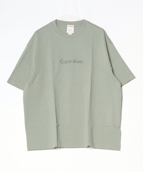 Calvin Klein（カルバン・クライン）の「【ユニセックス】 スタンダード リラックス クルーネック Tシャツ[JUNG KOOK / ジョングク着用商品]（Tシャツ/カットソー・メンズ・ホワイト/ブラック/レッド/グレー/グレー系/ホワイト系/ブラック系/ブルー/オレンジ系その他/ブラウン系その他/ライトブルー/ブルー系その他/ブラック系その他2/ホワイト系その他2/ダークブルー/ライトベージュ/グリーン系その他2・S/M/L/XL/XS）」の11枚目の写真