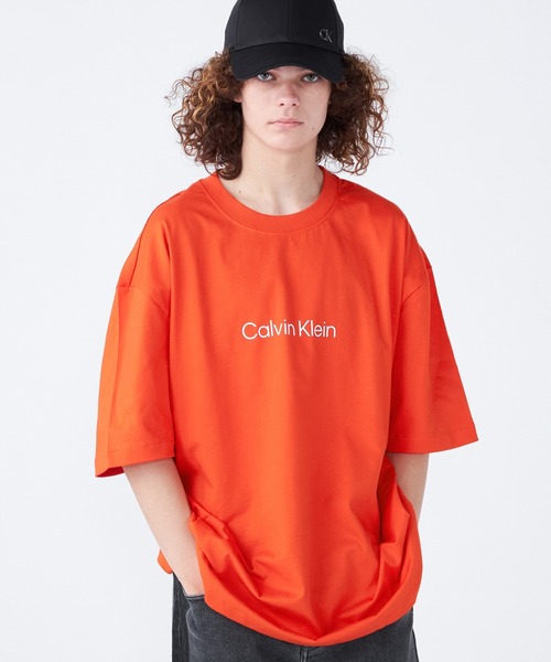 Calvin Klein(カルバン・クライン)の「【ユニセックス】STNDRD リラックス クルーネック Tシャツ(Tシャツ/カットソー・メンズ・ホワイト/ブラック/レッド/グレー/グレー系/ホワイト系/ブラック系/ブルー/オレンジ系その他/ブラウン系その他/ライトブルー/ブルー系その他/ブラック系その他2/ホワイト系その他2・S/M/L/XL/XS)」の14枚目の写真