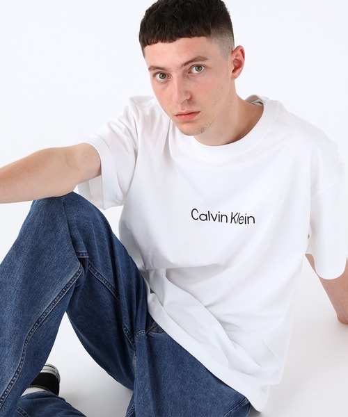 Calvin Klein(カルバン・クライン)の「【ユニセックス】STNDRD リラックス クルーネック Tシャツ(Tシャツ/カットソー・メンズ・ホワイト/ブラック/レッド/グレー/グレー系/ホワイト系/ブラック系/ブルー/オレンジ系その他/ブラウン系その他/ライトブルー/ブルー系その他/ブラック系その他2/ホワイト系その他2・S/M/L/XL/XS)」の2枚目の写真
