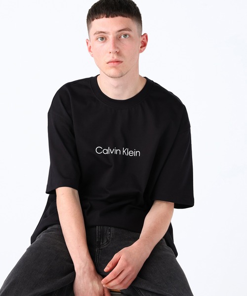 Calvin Klein(カルバン・クライン)の「【ユニセックス】STNDRD リラックス クルーネック Tシャツ(Tシャツ/カットソー・メンズ・ホワイト/ブラック/レッド/グレー/グレー系/ホワイト系/ブラック系/ブルー/オレンジ系その他/ブラウン系その他/ライトブルー/ブルー系その他/ブラック系その他2/ホワイト系その他2・S/M/L/XL/XS)」の4枚目の写真