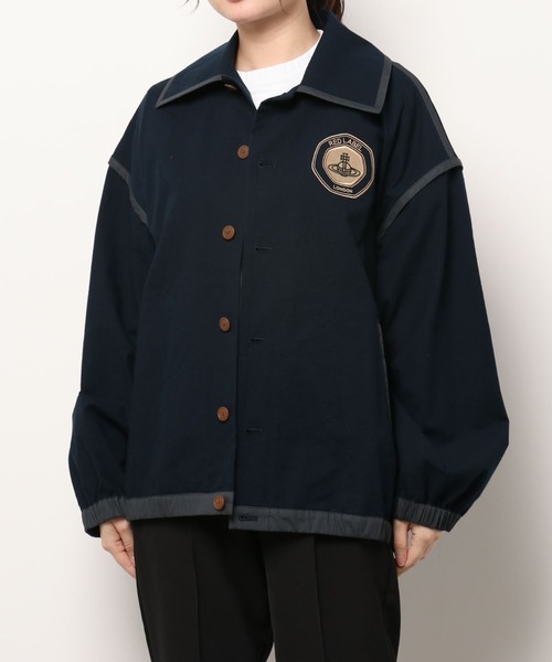 Vivienne Westwood（ヴィヴィアンウエストウッド）の「ｺｯﾄﾝｼｱｻｯｶｰｼｬﾂﾌﾞﾙｿﾞﾝ（その他アウター・レディース・カーキ/ダークネイビー・FREE）」の2枚目の写真