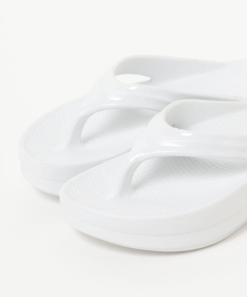 OOFOS（ウーフォス）の「OOFOS / OOmega（サンダル・レディース・ホワイト/ブラック・6(23cm)/7(24cm)/8(25cm)）」の4枚目の写真