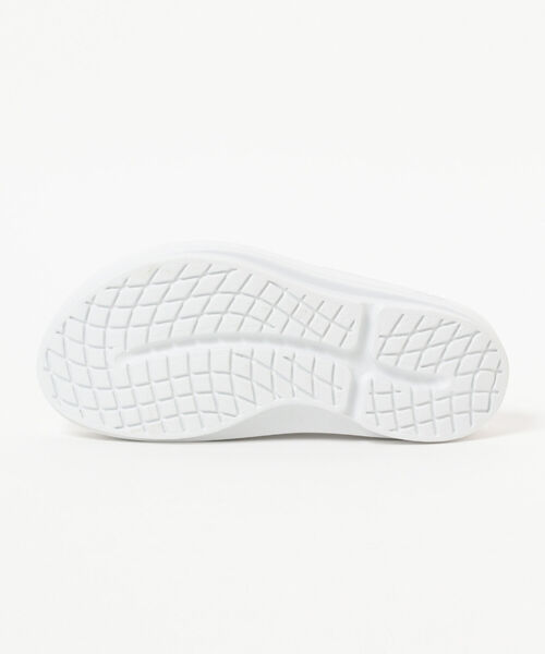 OOFOS（ウーフォス）の「OOFOS / OOmega（サンダル・レディース・ホワイト/ブラック・6(23cm)/7(24cm)/8(25cm)）」の6枚目の写真