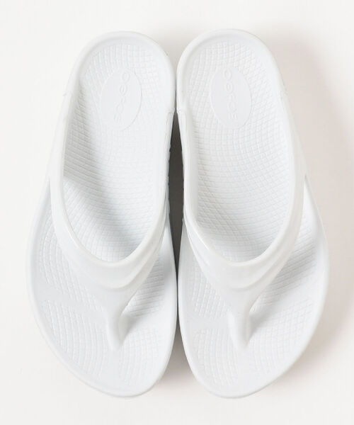 OOFOS（ウーフォス）の「OOFOS / OOmega（サンダル・レディース・ホワイト/ブラック・6(23cm)/7(24cm)/8(25cm)）」の7枚目の写真
