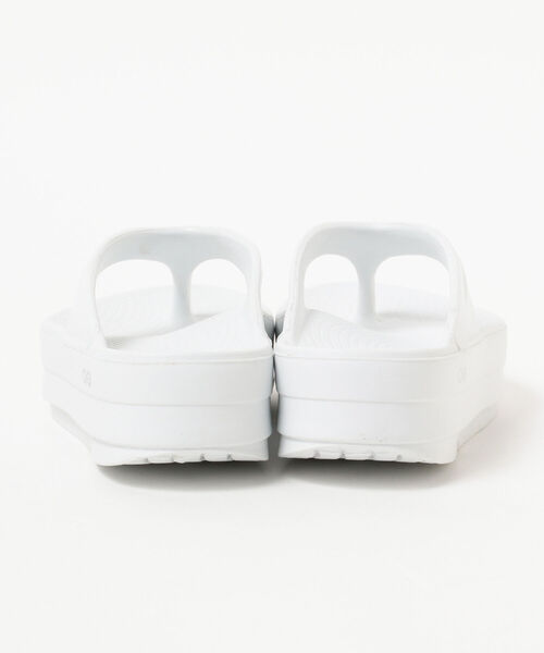 OOFOS（ウーフォス）の「OOFOS / OOmega（サンダル・レディース・ホワイト/ブラック・6(23cm)/7(24cm)/8(25cm)）」の8枚目の写真