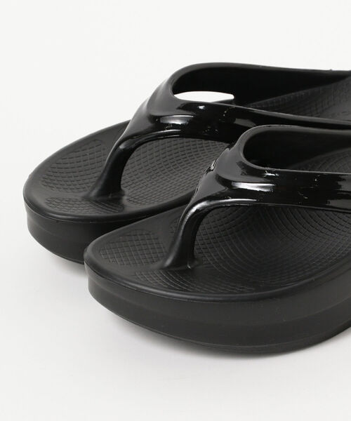 OOFOS（ウーフォス）の「OOFOS / OOmega（サンダル・レディース・ホワイト/ブラック・6(23cm)/7(24cm)/8(25cm)）」の10枚目の写真