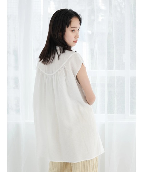 earth music&ecology（アースミュージックアンドエコロジー）の「丸ヨークギャザーブラウス（シャツ/ブラウス・レディース・ベージュ/オフホワイト/グレイッシュベージュ・FREE）」の4枚目の写真