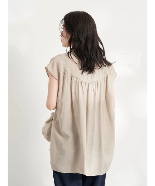 earth music&ecology（アースミュージックアンドエコロジー）の「丸ヨークギャザーブラウス（シャツ/ブラウス・レディース・ベージュ/オフホワイト/グレイッシュベージュ・FREE）」の6枚目の写真