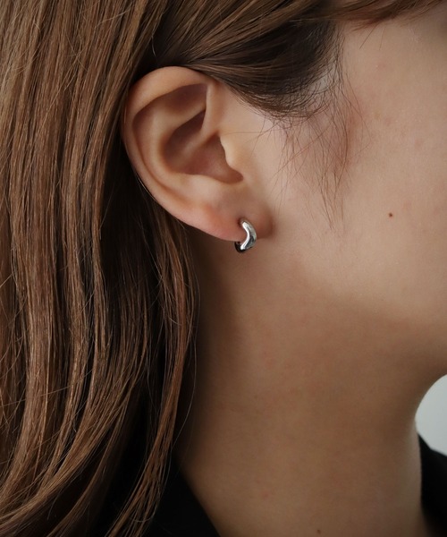 cheriella（シェリエラ）の「【cheriella】ミニフープピアス（ピアス（両耳用）・レディース・ゴールド/シルバー・FREE）」の6枚目の写真