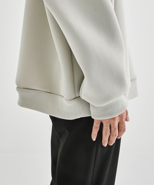 UNITED TOKYO（ユナイテッドトウキョウ）の「Aeroダンボールクルーネックスウェット｜ユニセックス（スウェット・メンズ・グレイッシュブルー/ブラック/パープル/オフホワイト・1/2）」の11枚目の写真