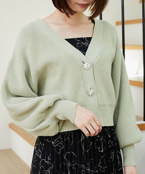 MAJESTIC LEGON(マジェスティックレゴン)の「ビジュー釦ショートカーディガン(カーディガン/ボレロ・レディース・ピンク/ブルー/ライトグリーン/アイボリー/ブルー系その他/ライトピンク・MEDIUM)」の3枚目の写真