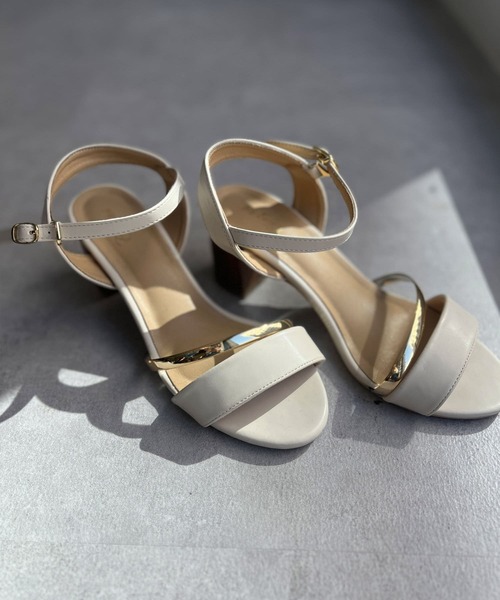 Chez toi(シェトワ)の「GLDラインヒールサンダル(サンダル・レディース・アイボリー/グレー/ブラック・SMALL/MEDIUM/LARGE)」の2枚目の写真