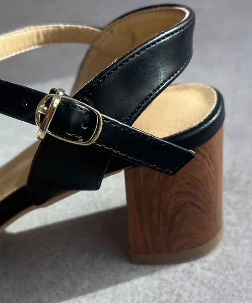 Chez toi(シェトワ)の「GLDラインヒールサンダル(サンダル・レディース・アイボリー/グレー/ブラック・SMALL/MEDIUM/LARGE)」の9枚目の写真