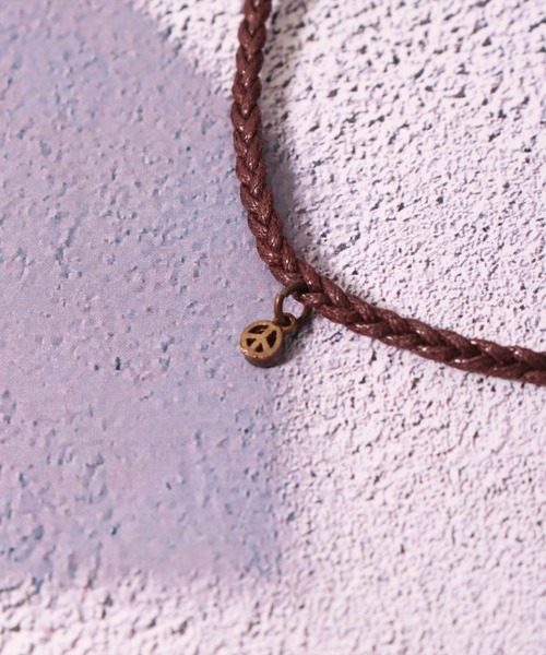 BAYBLO（ベイブロ）の「(BB)【ユニセックス】ピースマーク ロウ引き 3つ編み アンクレット（アンクレット・メンズ・ブラウン/ダークグリーン/ネイビー/ブラック/ベージュ・FREE）」の11枚目の写真