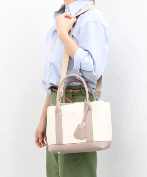 cache cache(カシュ カシュ)の「カシュカシュ cachecache / ショルダー付きパーテーション合成皮革トート(トートバッグ・レディース・ベージュ系その他/ブラック系その他/イエロー系その他/キャメル/グレー系その他/ベージュ系その他3/ブラック/ターコイズブルー/ベージュ系その他2/ワイン・FREE)」の7枚目の写真