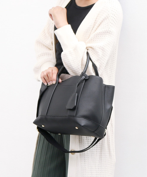 cache cache(カシュ カシュ)の「カシュカシュ cachecache / ショルダー付きパーテーション合成皮革トート(トートバッグ・レディース・ベージュ系その他/ブラック系その他/イエロー系その他/キャメル/グレー系その他/ベージュ系その他3/ブラック/ターコイズブルー/ベージュ系その他2/ワイン・FREE)」の2枚目の写真