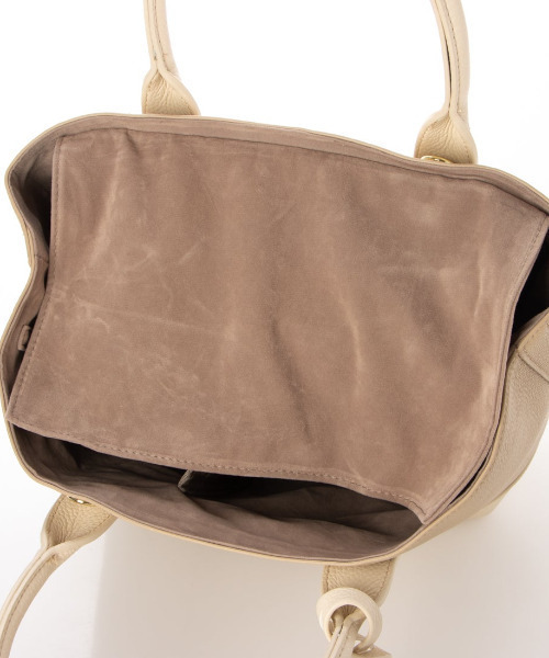 cache cache(カシュ カシュ)の「カシュカシュ cachecache / ショルダー付きパーテーション合成皮革トート(トートバッグ・レディース・ベージュ系その他/ブラック系その他/イエロー系その他/キャメル/グレー系その他/ベージュ系その他3/ブラック/ターコイズブルー/ベージュ系その他2/ワイン・FREE)」の13枚目の写真