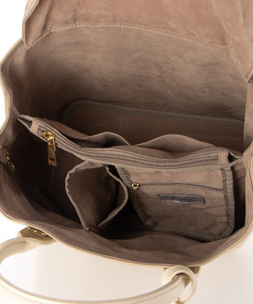 cache cache(カシュ カシュ)の「カシュカシュ cachecache / ショルダー付きパーテーション合成皮革トート(トートバッグ・レディース・ベージュ系その他/ブラック系その他/イエロー系その他/キャメル/グレー系その他/ベージュ系その他3/ブラック/ターコイズブルー/ベージュ系その他2/ワイン・FREE)」の14枚目の写真