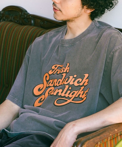 BAYFLOW(ベイフロー)の「SUNSETプリントTシャツ(Tシャツ/カットソー・メンズ・セージグリーン/オフホワイト/ピンク/ベージュ/チャコール/ライトベージュ/ベビーピンク/ブラック・MEDIUM/LARGE)」の4枚目の写真