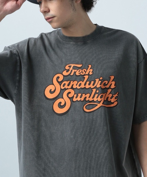 BAYFLOW(ベイフロー)の「SUNSETプリントTシャツ(Tシャツ/カットソー・メンズ・セージグリーン/オフホワイト/ピンク/ベージュ/チャコール/ライトベージュ/ベビーピンク/ブラック・MEDIUM/LARGE)」の12枚目の写真