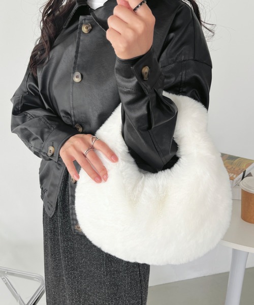 CLEA(クレア)の「ワンハンドルファーバッグ(ハンドバッグ・レディース・アイボリー/ブラック/ベージュ/マスタード・FREE)」の16枚目の写真