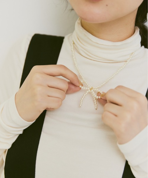 Libra Cue(リブラ キュー)の「パールリボンネックレス(ネックレス・レディース・ブラック/ホワイト・FREE)」の4枚目の写真