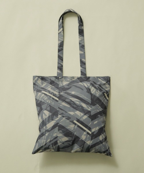 NANO universe(ナノユニバース)の「「GriffinHartland」別注総柄トートバッグ(トートバッグ・メンズ・カーキ/ブラック・FREE)」の3枚目の写真