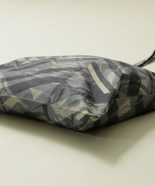 NANO universe(ナノユニバース)の「「GriffinHartland」別注総柄トートバッグ(トートバッグ・メンズ・カーキ/ブラック・FREE)」の5枚目の写真