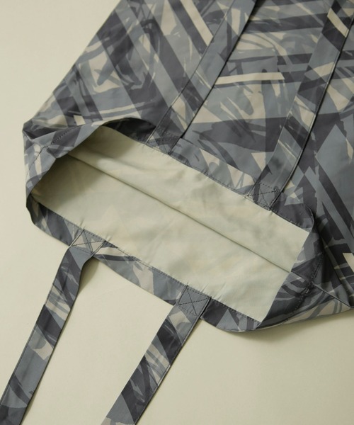 NANO universe(ナノユニバース)の「「GriffinHartland」別注総柄トートバッグ(トートバッグ・メンズ・カーキ/ブラック・FREE)」の6枚目の写真