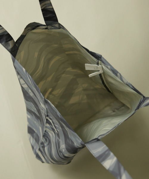 NANO universe(ナノユニバース)の「「GriffinHartland」別注総柄トートバッグ(トートバッグ・メンズ・カーキ/ブラック・FREE)」の7枚目の写真