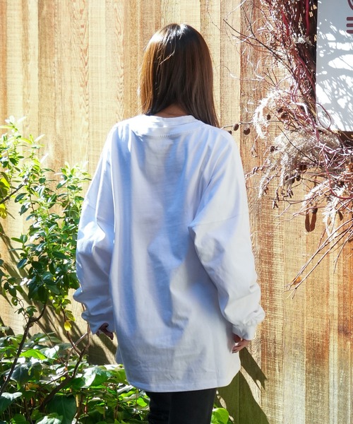 RVCA（ルーカ）の「RVCA メンズ  RECESSION LS TEE ロンＴ【2023年冬モデル】/ルーカワンポイントブランドロゴ無地クルーネックオーバーサイズロングTシャツ（Tシャツ/カットソー・メンズ・ホワイト/チョコ/ブラック/オリーブ・SMALL/MEDIUM/LARGE/X-LARGE）」の8枚目の写真