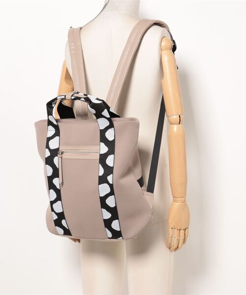 KATHARINE ROSS（キャサリンロス）の「【KATHARINE ROSS】WEB限定　パターンテープリュック（バックパック/リュック・レディース・ブラック/グレイッシュベージュ・MEDIUM）」の4枚目の写真