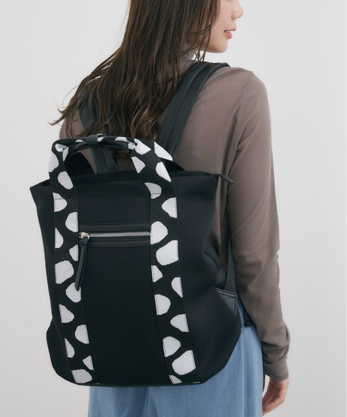 KATHARINE ROSS（キャサリンロス）の「【KATHARINE ROSS】WEB限定　パターンテープリュック（バックパック/リュック・レディース・ブラック/グレイッシュベージュ・MEDIUM）」の2枚目の写真
