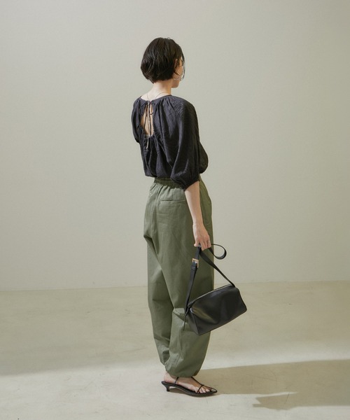 SALON adam et rope'(サロン アダム エ ロペ)の「【WEB限定】バックオープンカットジャガードチュニックブラウス(シャツ/ブラウス・レディース・ブラック/オフホワイト/ブルー系その他4・FREE)」の4枚目の写真