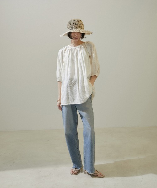 SALON adam et rope'(サロン アダム エ ロペ)の「【WEB限定】バックオープンカットジャガードチュニックブラウス(シャツ/ブラウス・レディース・ブラック/オフホワイト/ブルー系その他4・FREE)」の5枚目の写真