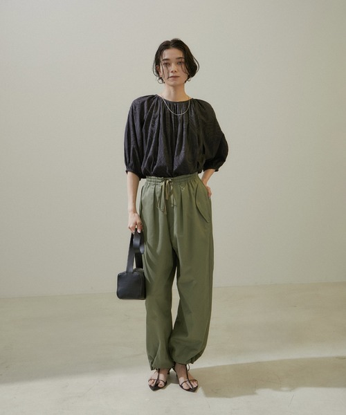 SALON adam et rope'(サロン アダム エ ロペ)の「【WEB限定】バックオープンカットジャガードチュニックブラウス(シャツ/ブラウス・レディース・ブラック/オフホワイト/ブルー系その他4・FREE)」の7枚目の写真