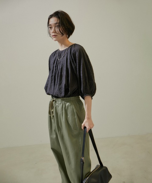 SALON adam et rope'(サロン アダム エ ロペ)の「【WEB限定】バックオープンカットジャガードチュニックブラウス(シャツ/ブラウス・レディース・ブラック/オフホワイト/ブルー系その他4・FREE)」の8枚目の写真