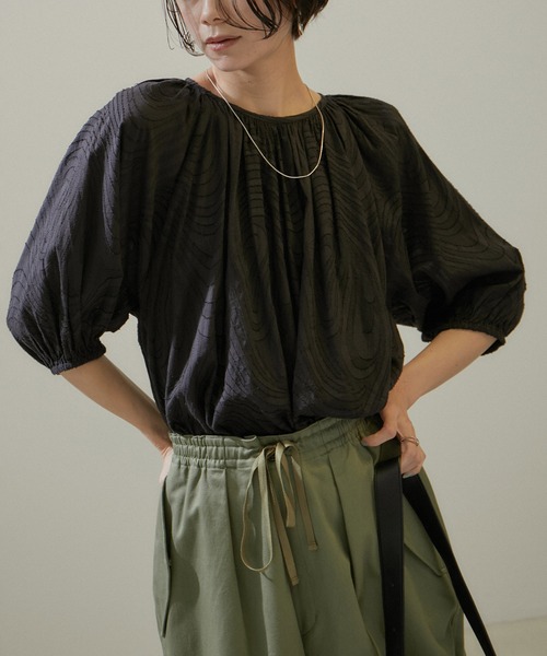 SALON adam et rope'(サロン アダム エ ロペ)の「【WEB限定】バックオープンカットジャガードチュニックブラウス(シャツ/ブラウス・レディース・ブラック/オフホワイト/ブルー系その他4・FREE)」の9枚目の写真