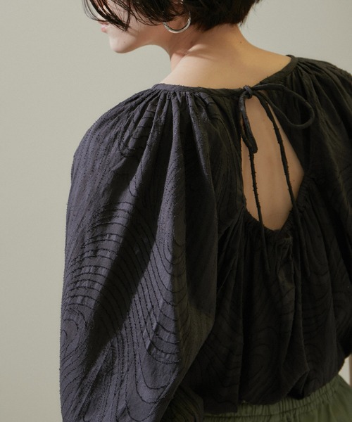 SALON adam et rope'(サロン アダム エ ロペ)の「【WEB限定】バックオープンカットジャガードチュニックブラウス(シャツ/ブラウス・レディース・ブラック/オフホワイト/ブルー系その他4・FREE)」の10枚目の写真