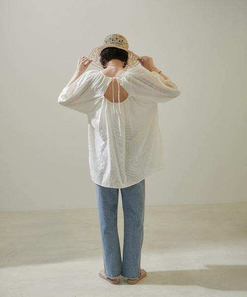 SALON adam et rope'(サロン アダム エ ロペ)の「【WEB限定】バックオープンカットジャガードチュニックブラウス(シャツ/ブラウス・レディース・ブラック/オフホワイト/ブルー系その他4・FREE)」の11枚目の写真