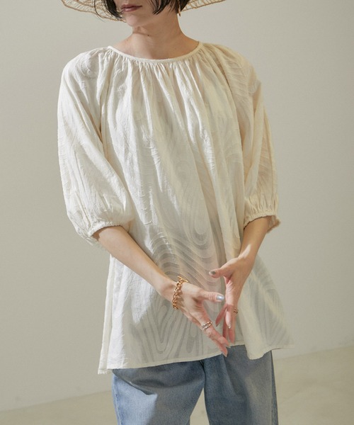 SALON adam et rope'(サロン アダム エ ロペ)の「【WEB限定】バックオープンカットジャガードチュニックブラウス(シャツ/ブラウス・レディース・ブラック/オフホワイト/ブルー系その他4・FREE)」の12枚目の写真