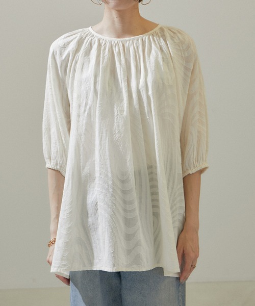 SALON adam et rope'(サロン アダム エ ロペ)の「【WEB限定】バックオープンカットジャガードチュニックブラウス(シャツ/ブラウス・レディース・ブラック/オフホワイト/ブルー系その他4・FREE)」の18枚目の写真