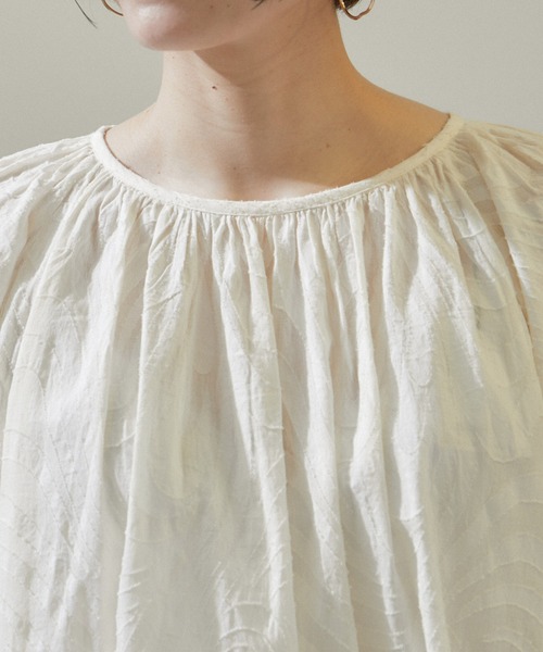 SALON adam et rope'(サロン アダム エ ロペ)の「【WEB限定】バックオープンカットジャガードチュニックブラウス(シャツ/ブラウス・レディース・ブラック/オフホワイト/ブルー系その他4・FREE)」の21枚目の写真