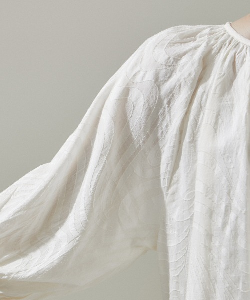 SALON adam et rope'(サロン アダム エ ロペ)の「【WEB限定】バックオープンカットジャガードチュニックブラウス(シャツ/ブラウス・レディース・ブラック/オフホワイト/ブルー系その他4・FREE)」の22枚目の写真