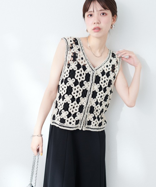 natural couture（ナチュラルクチュール）の「かぎ針編みベスト（ベスト・レディース・オフホワイト/ブラック・FREE）」の5枚目の写真
