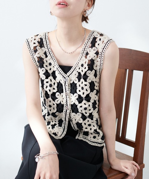 natural couture（ナチュラルクチュール）の「かぎ針編みベスト（ベスト・レディース・オフホワイト/ブラック・FREE）」の3枚目の写真
