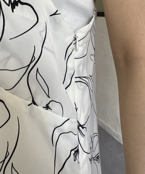 Thevon（ゼボン）の「ニュアンス柄キャミワンピース（ワンピース・レディース・オフホワイト/ブラック/オリーブ・FREE）」の9枚目の写真