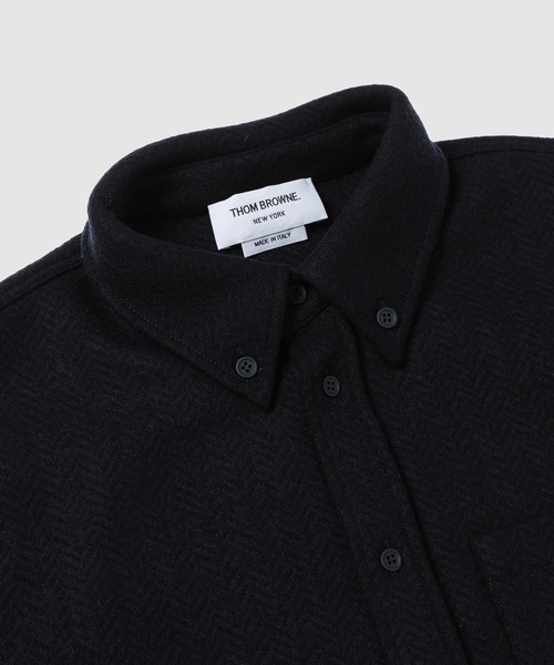 THOM BROWNE（トムブラウン）の「OVERSIZED BUTTON DOWN SHIRT IN BOILED COTTON WOOL HERRINGBONE（シャツ/ブラウス・メンズ・ネイビー・1/2）」の3枚目の写真